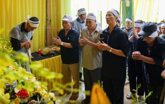 Họ hàng nội ngoại và người thân tới viếng tiễn biệt 3 người trong gia đình anh N.T gặp nạn trên vịnh Hạ Long tại nhà riêng phường Hà Lầm, tỉnh Quảng Ninh chiều 20-7.