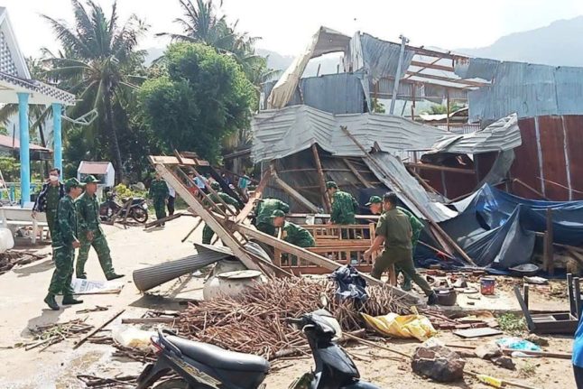 Các lực lượng hỗ trợ người dân dọn dẹp hiện trường.