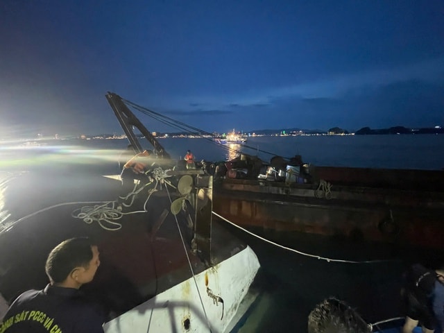 Lực lượng chức năng cố gắng tìm kiếm nạn nhân (ẢNH: LÃ NGHĨA HIẾU)