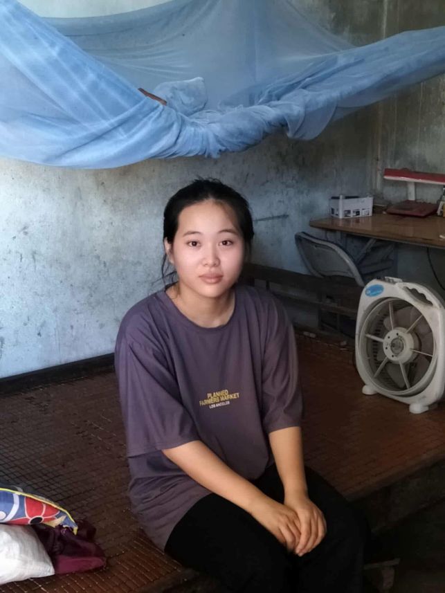 Nữ sinh vừa thi xong đi làm công nhân