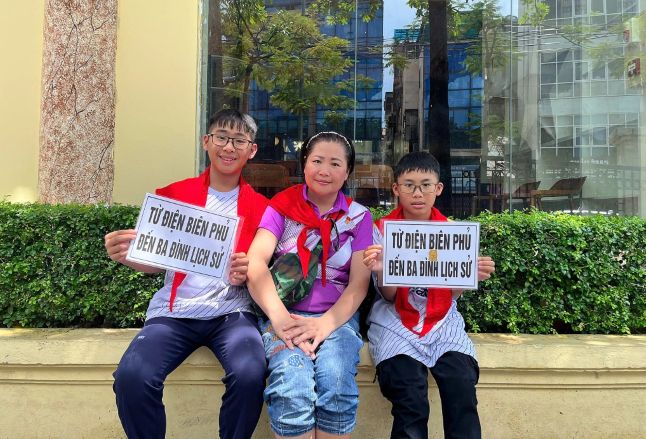 3 mẹ con đi bộ từ Điện Biên về Hà Nội