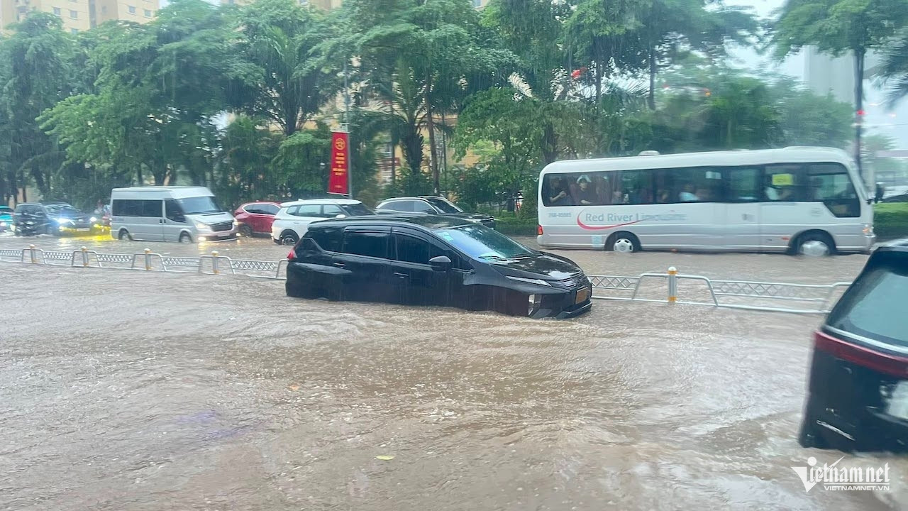 Đường Võ Chí Công ngập sâu trong sáng nay 26/8. Ảnh: N. Huyền