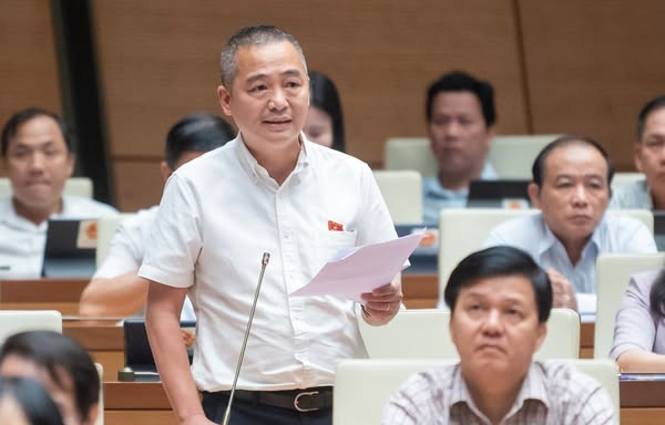 PGS.TS Nguyễn Lân Hiếu – chuyên gia tim mạch, Giám đốc Bệnh viện Đại học Y Hà Nội và Phó Trưởng Bộ môn Tim mạch, Trường Đại học Y Hà Nội