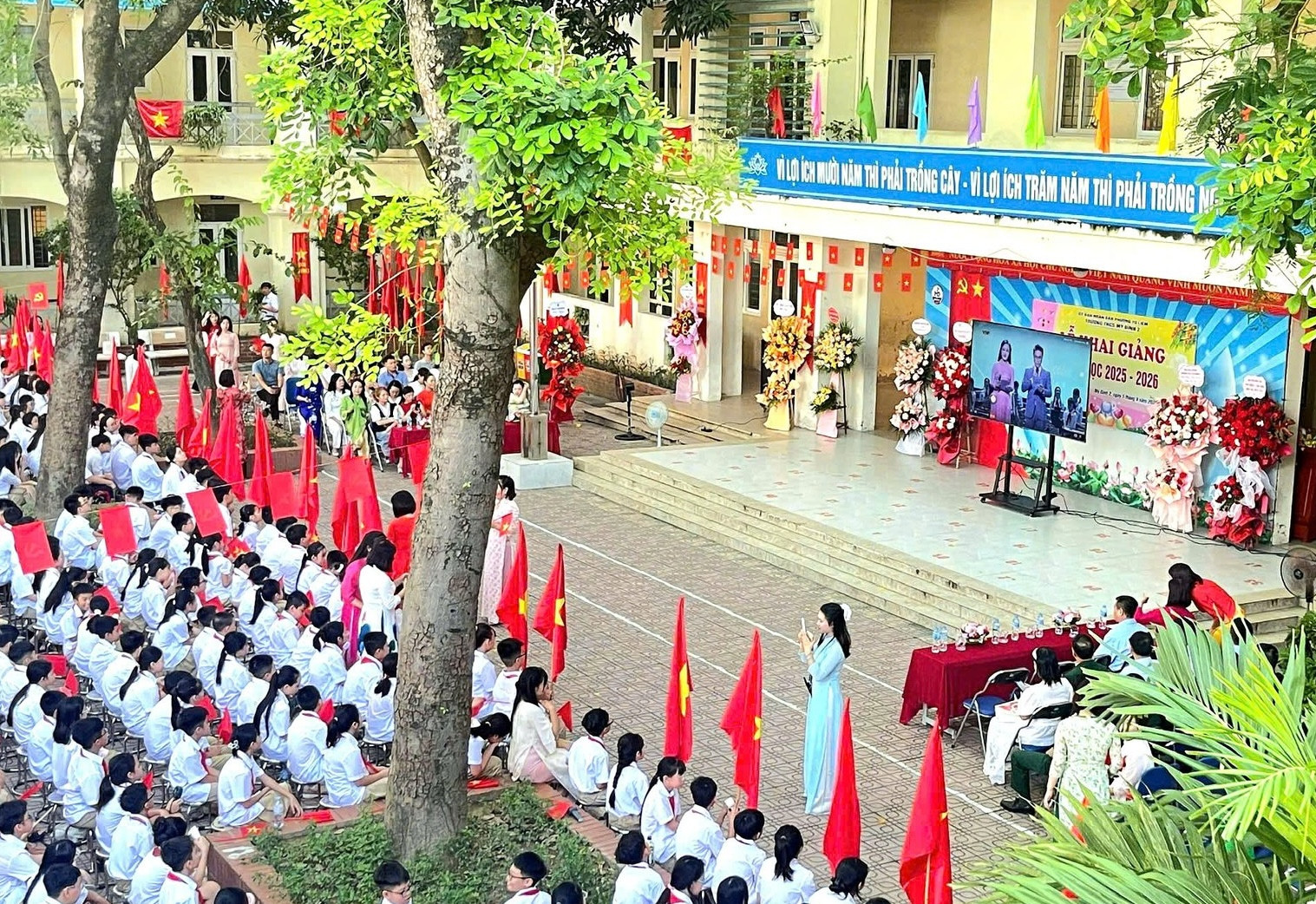 Phụ huynh bức xúc vì phải mua tivi 40 triệu cho trường